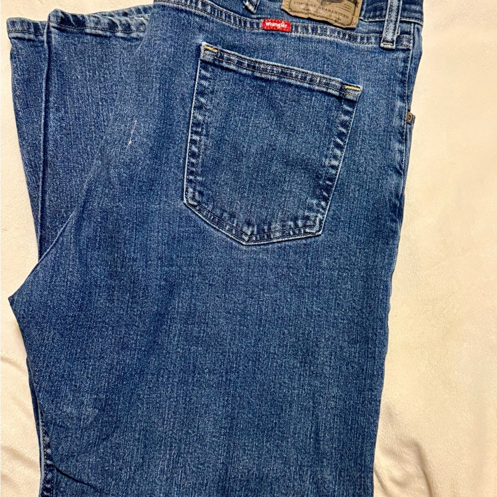 Wrangler Men's Relaxed Fit Blue Jeans 40x29, Preloved. Callouts in photos